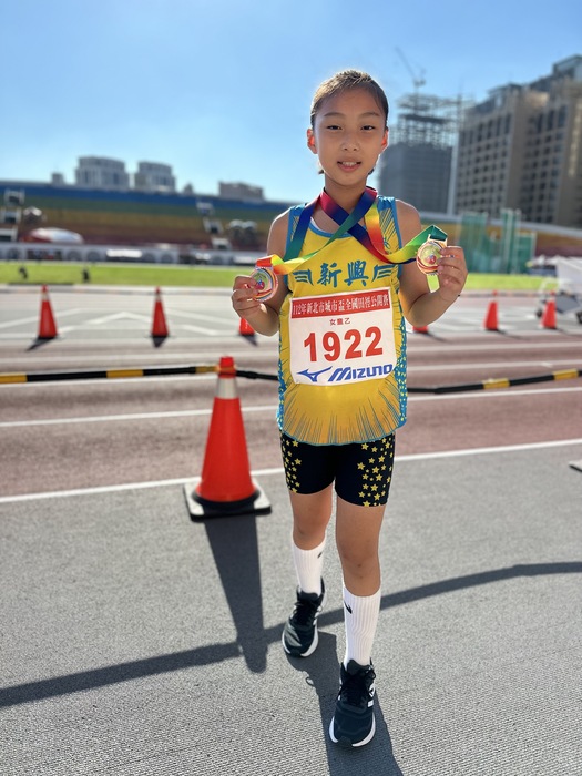 新興田徑隊代表學校參加112年新北城市盃全國田徑公開賽  表現優異圖片